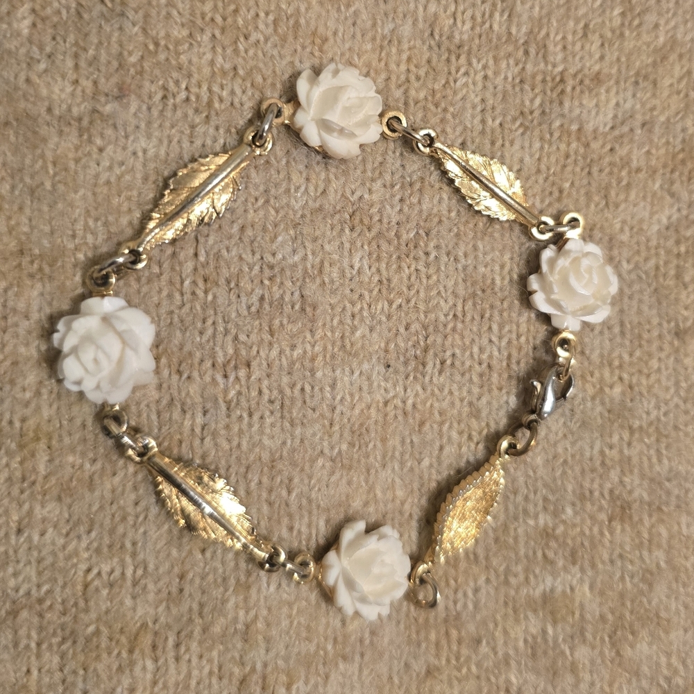 Elegant Gold Accebt and Cream Floral Bracelet